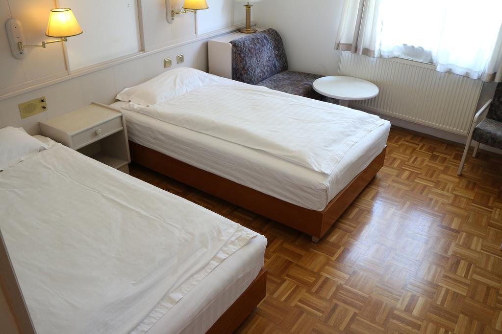 Hotel Wasserpalast - Breakfast For Free!!! Грац Номер фото
